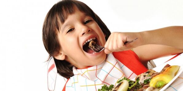 Los niños comen verduras en una dieta con pancreatitis. 