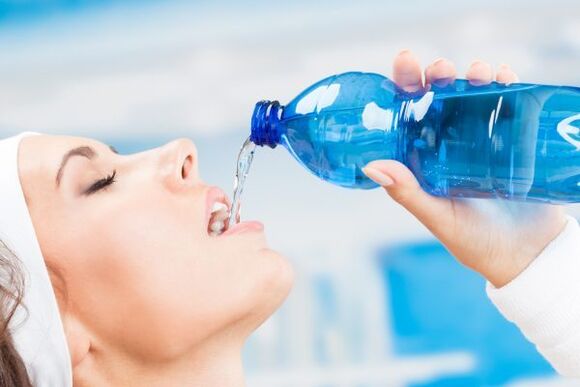 Beber más agua puede ayudarte a perder 5 kg de exceso de peso en una semana