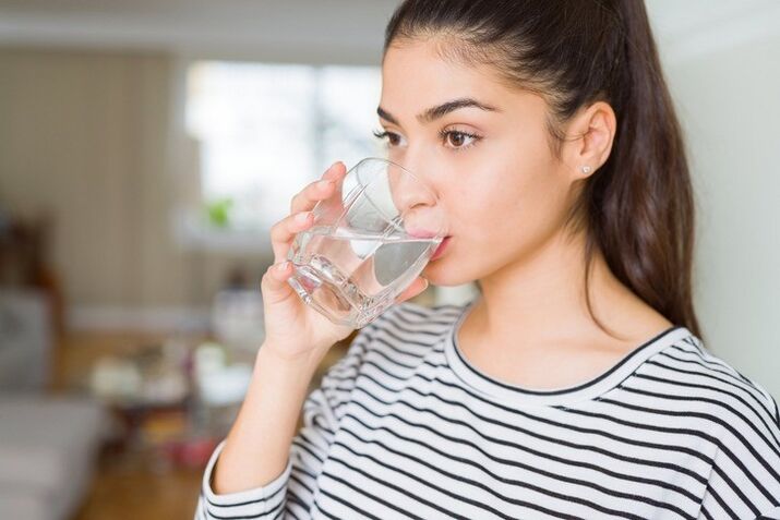 Beber agua limpia con regularidad es la clave para perder con éxito 10 kilogramos en un mes. 